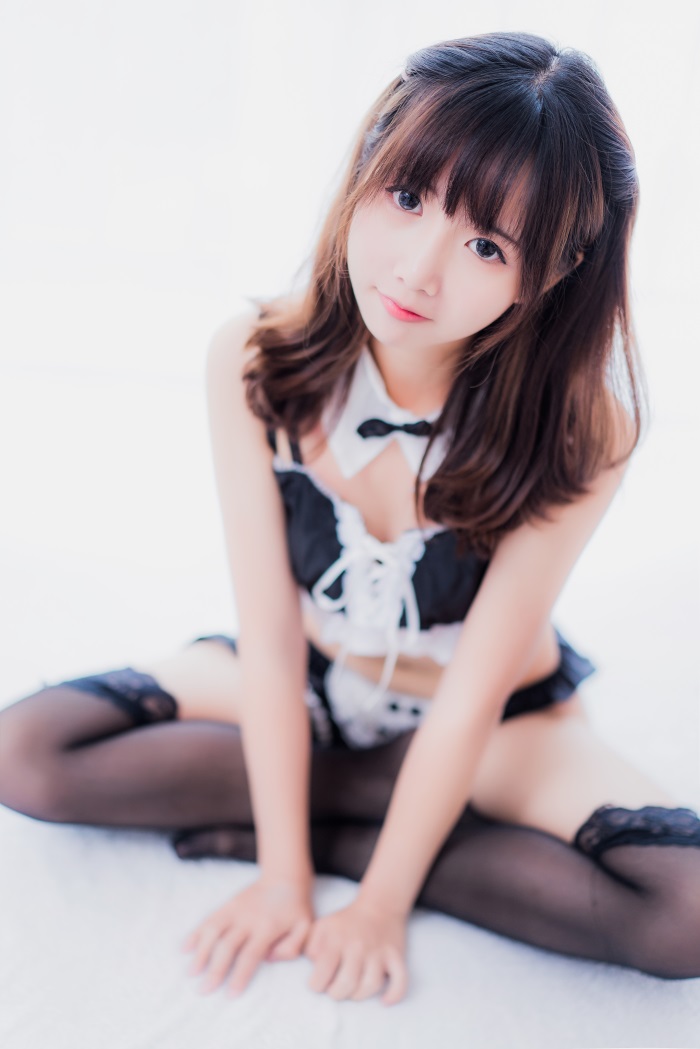 网红Coser@面饼仙儿 - 黑丝女仆 [25P/1V/544MB] 网红写真-第2张