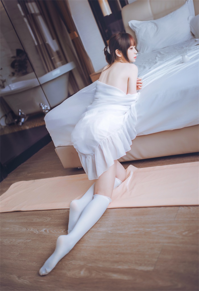 网红Coser@疯猫ss -白色睡衣 [24P/182MB] 网红写真-第2张