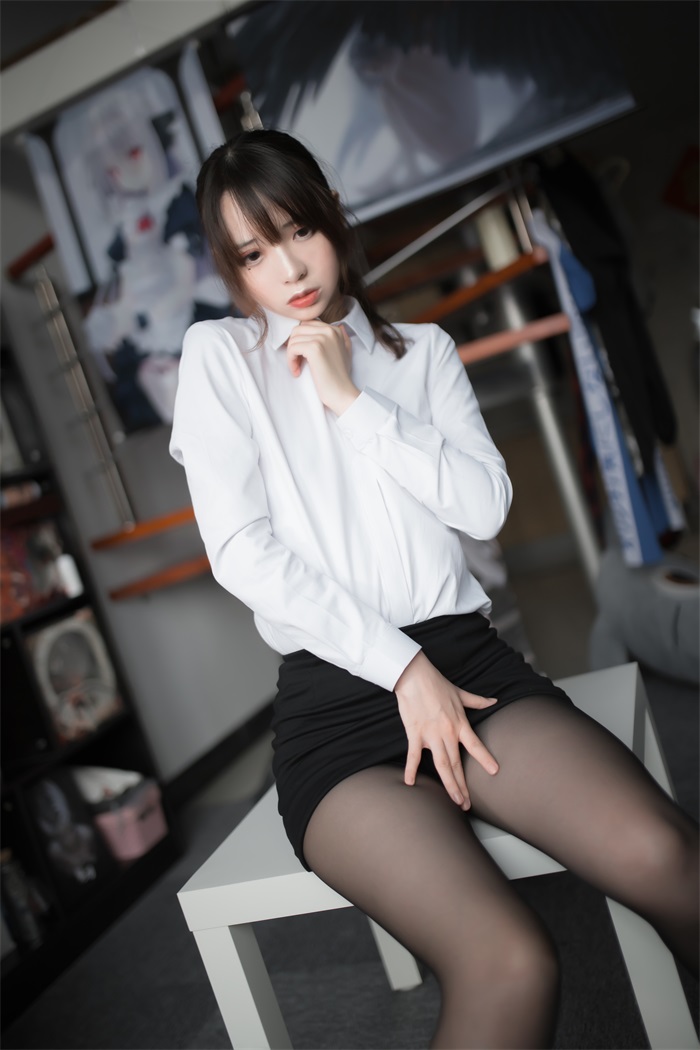 网红Coser@疯猫ss - 职业装 [30P/176MB] 网红写真-第3张