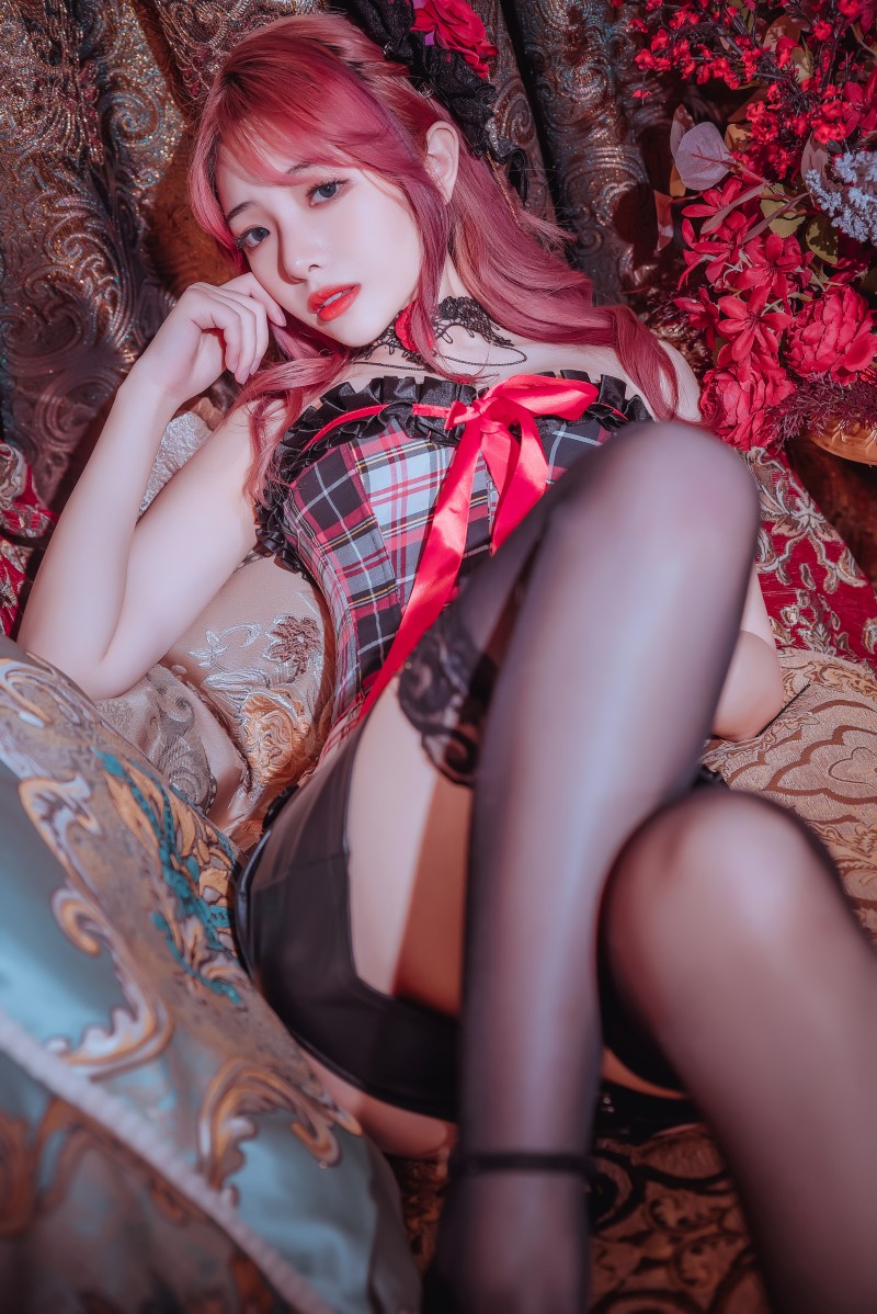 微博红人Coser@雯妹不讲道理 红黑格子 [9P/129MB] 网红写真-第3张