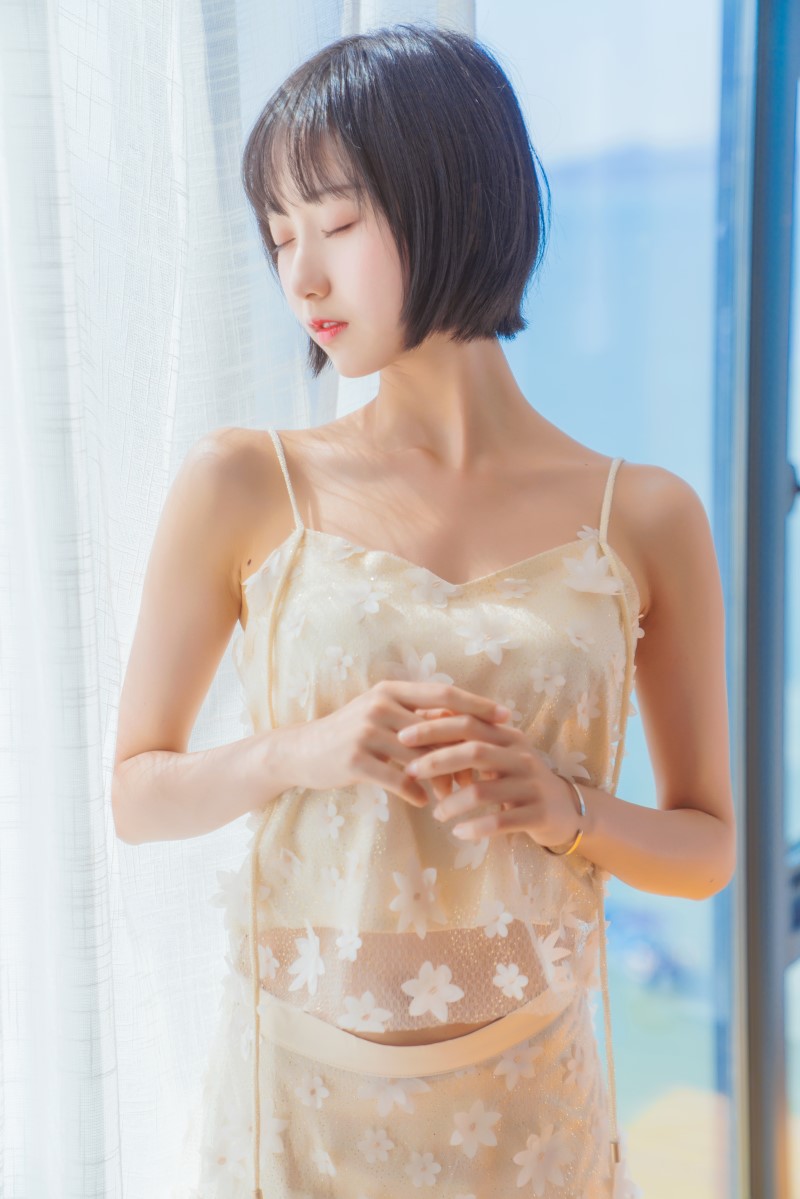 网紅Coser@木绵绵OwO 暖冬的海 米色裙子 [22P/391MB] 网红写真-第4张