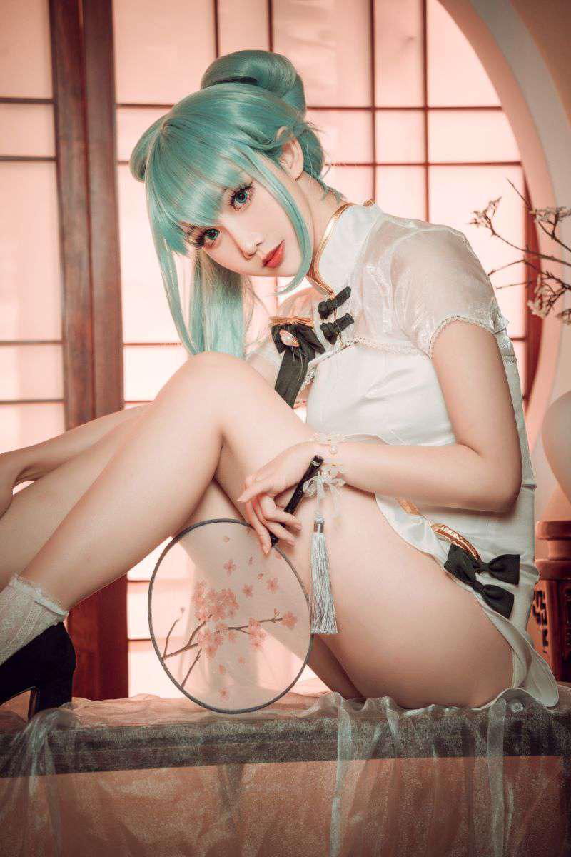 网红Coser@面饼仙儿 初音旗袍 [28P/514MB] 网红写真-第1张