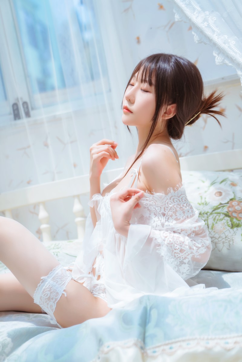 网红Coser@香草喵露露 玻璃房少女 [76P/1.13G] 网红写真-第1张