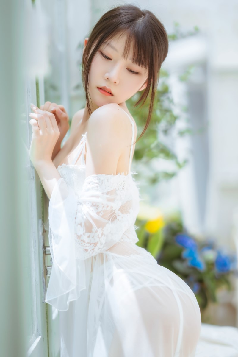 网红Coser@香草喵露露 玻璃房少女 [76P/1.13G] 网红写真-第4张