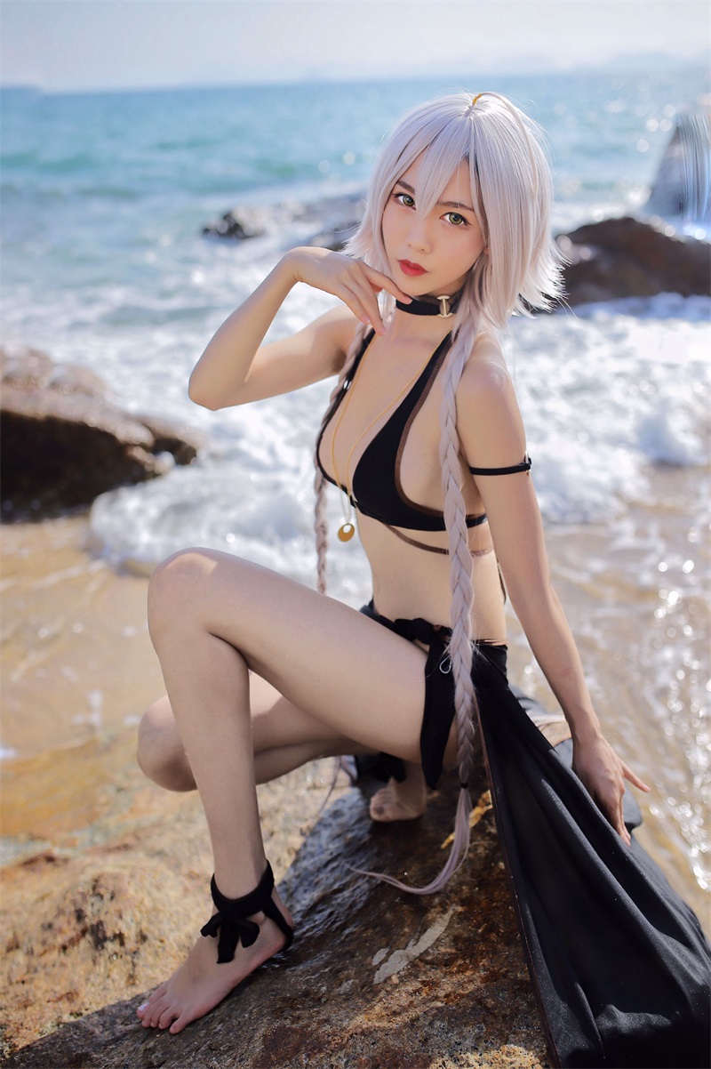 网红Coser@抖娘-利世 黑贞德泳装 [40P/135MB] 网红写真-第2张