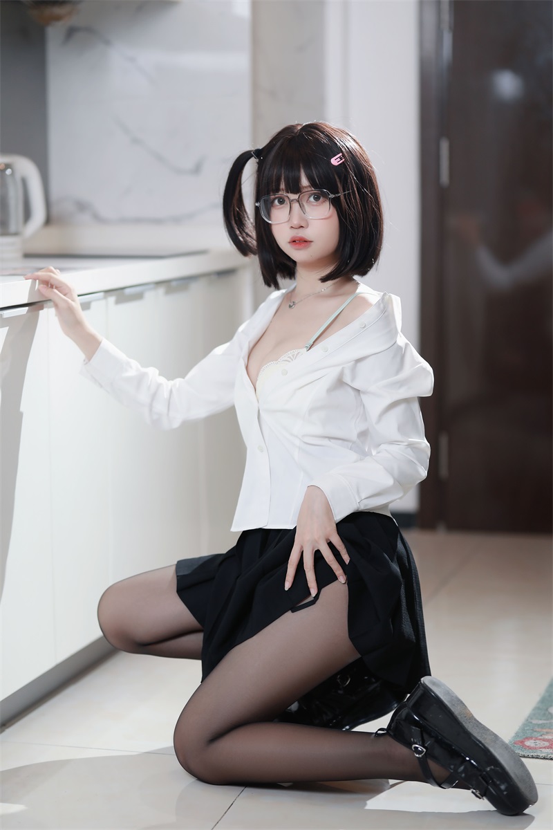 网红Coser@洛桑w伊梓 眼镜妹妹 [32P/307MB] 网红写真-第4张