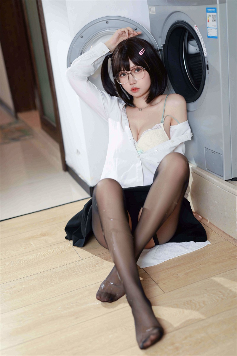 网红Coser@洛桑w伊梓 眼镜妹妹 [32P/307MB] 网红写真-第3张