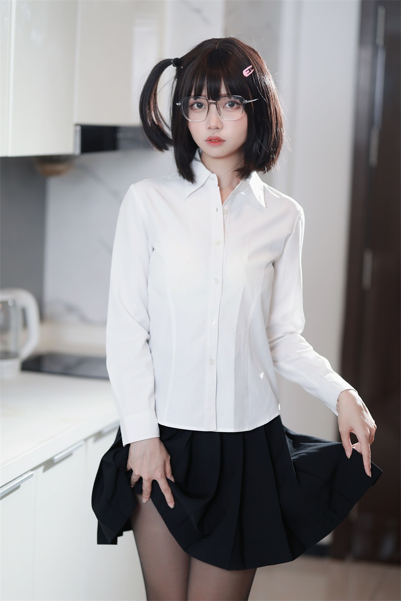 网红Coser@洛桑w伊梓 眼镜妹妹 [32P/307MB] 网红写真-第2张