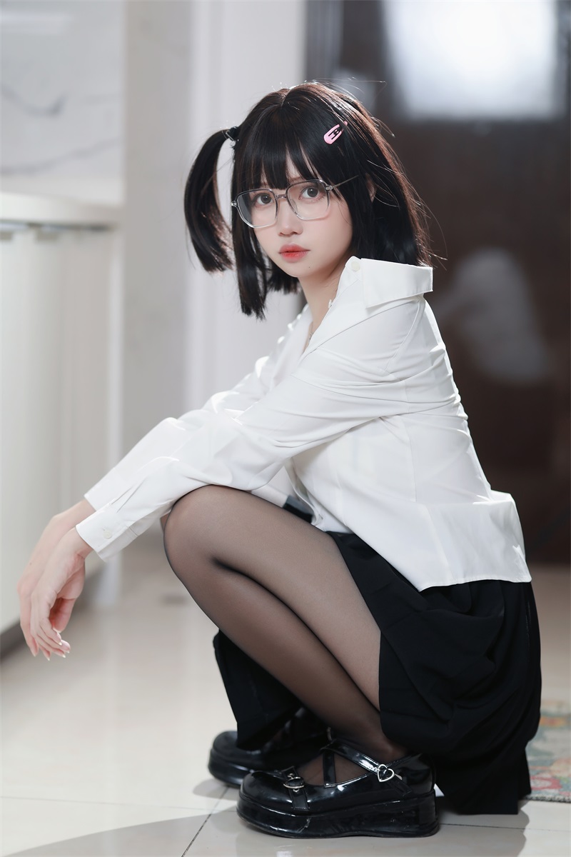 网红Coser@洛桑w伊梓 眼镜妹妹 [32P/307MB] 网红写真-第1张