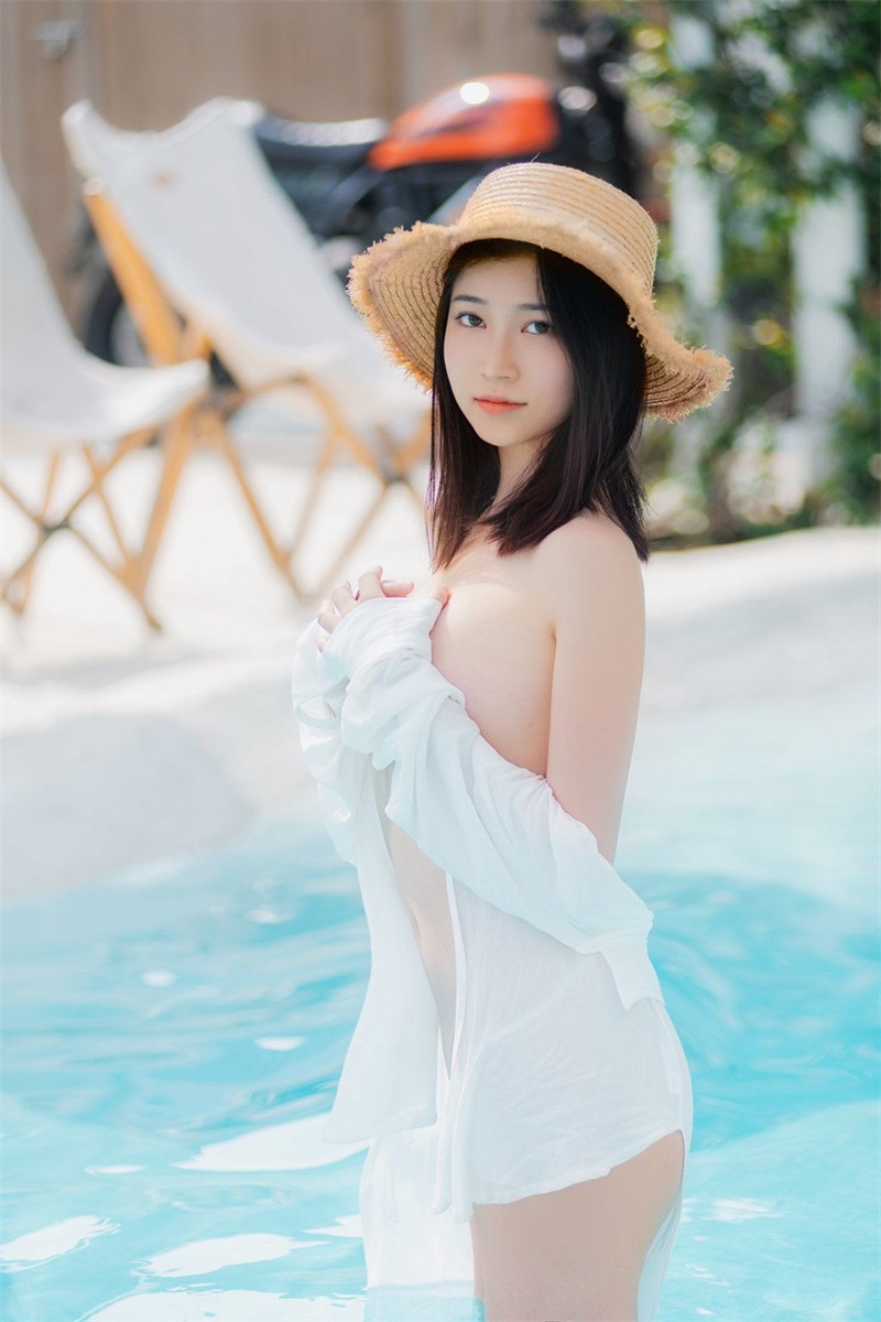 人气美女@年年nnian – 夏日限定泳池[34P-122M] 网红写真-第1张