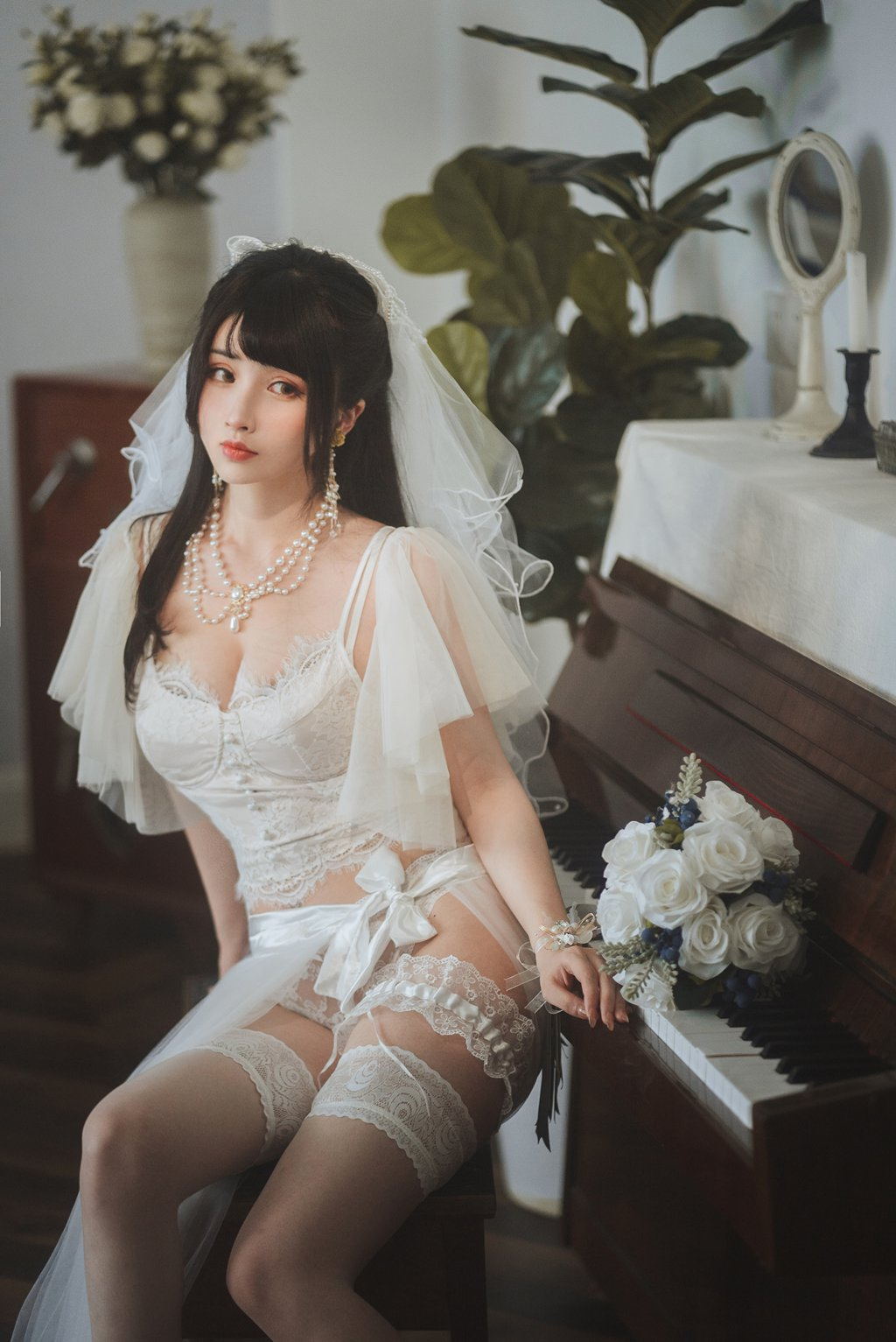 知名动漫Coser@rioko凉凉子  透明婚纱 [39P/204MB] 网红写真-第1张