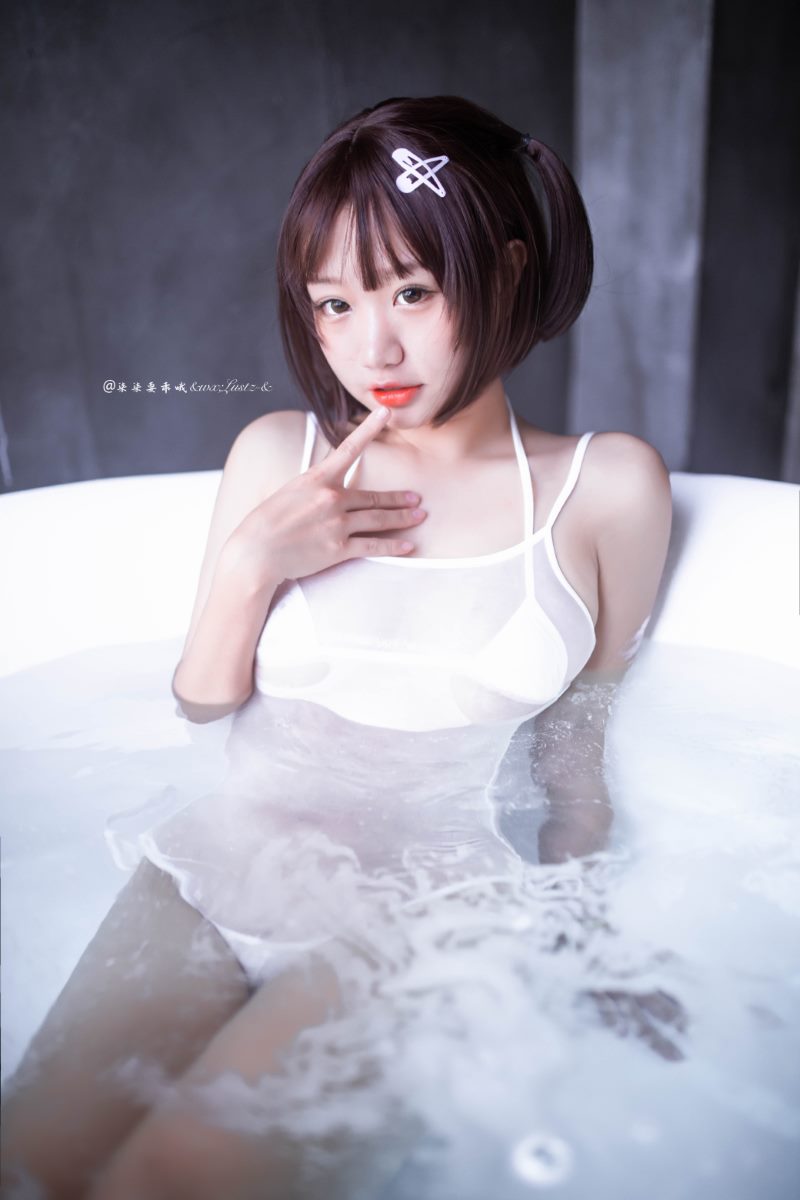 人气Coser@柒柒要乖哦 激凸死库水X白色Spa [34P/164MB] 网红写真-第1张