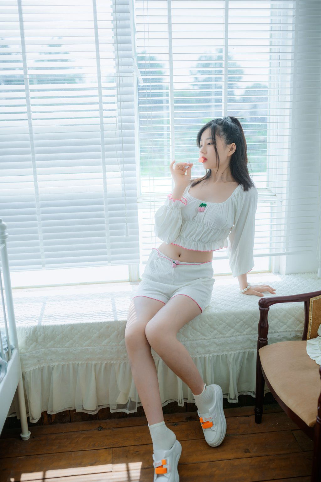 人气美女@年年nnian – 爱吃棒棒糖的少女 [35P-75M] 网红写真-第3张