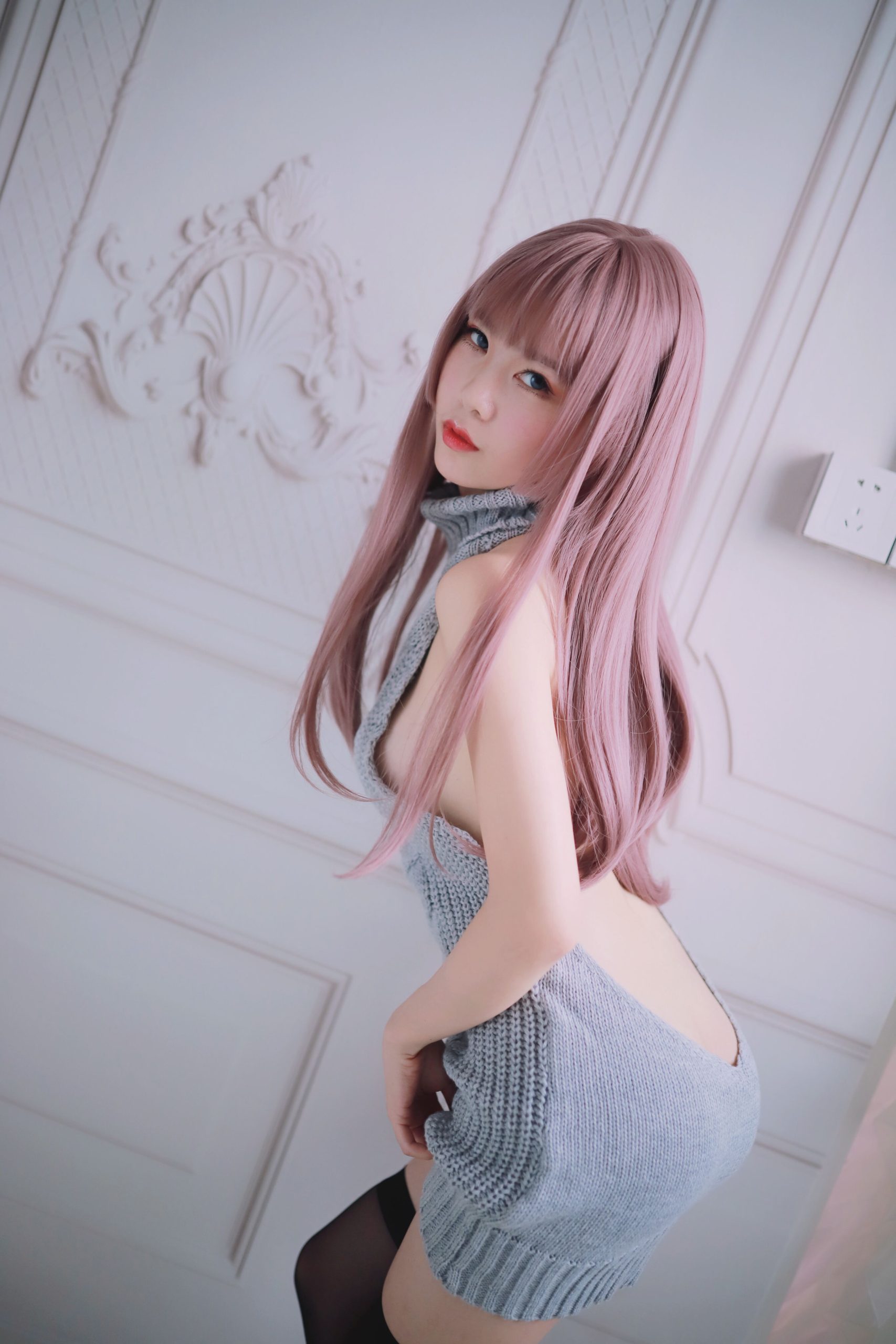 网紅Coser@抖娘-利世 漏背毛衣 [30P/276MB] 网红写真-第4张