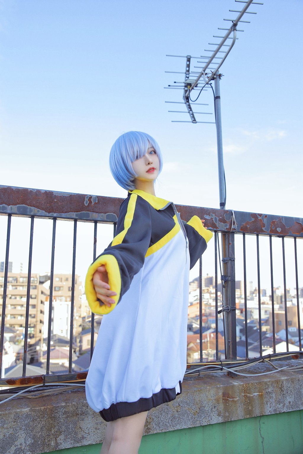 人气动漫Coser@Shika小鹿鹿 蕾姆天台[12P/35MB] 网红写真-第2张